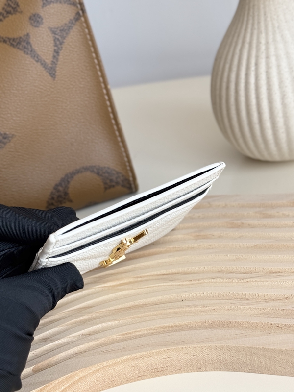 イヴサンローラン財布素材ディテール